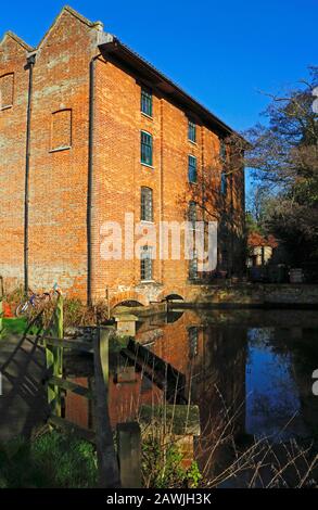 Blick auf die Letheringsett Watermill am Fluss Glaven bei holt bei Letheringsett, Norfolk, England, Großbritannien, Europa. Stockfoto