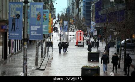 Glasgow, Schottland, Großbritannien, 9. Februar 2020: Großbritannien Wetter: Nächtliche stürmische Wetter mit der Prognose einer Fortsetzung in den nächsten vier Tagen sahen leere Straßen ohne Käufer im Stadtzentrum in der Einkaufsstraße sauchiehall Street. Copywrite Gerard Ferry/Alamy Live News Stockfoto