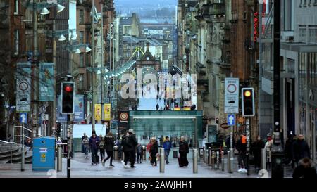 Glasgow, Schottland, Großbritannien, 9. Februar 2020: Großbritannien Wetter: Nächtliche stürmische Wetter mit der Prognose einer Fortsetzung in den nächsten vier Tagen sahen leere Straßen ohne Käufer im Stadtzentrum beim Einkaufen die Stilmeile Schottlands auf der Buchanan Straße. Copywrite Gerard Ferry/Alamy Live News Stockfoto