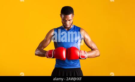 Gutaussehender afro-Sportmann bereit für den Kampf im Studio Stockfoto