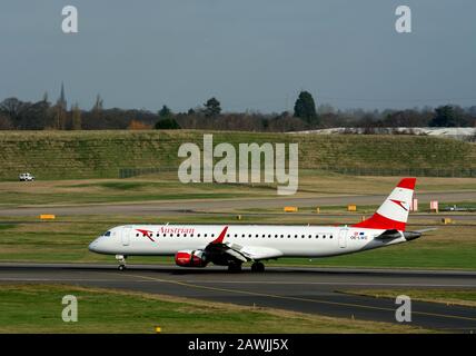 Österreichische Fluggesellschaften Embraer ERJ-195 LR Landung auf dem Flughafen Birmingham, Großbritannien (OE-LWC) Stockfoto