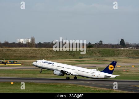 Lufthansa Airbus A321-200 Start am Flughafen Birmingham, Großbritannien (D-AISD) Stockfoto