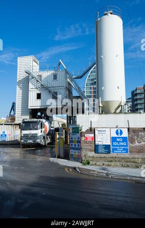 Hanson Ready Mix Concrete, Pier Terrace, Jews Row, Wandsworth, London SW18 Stockfoto