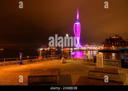 Blick auf Emirates Spinnaker Tower, Gunwharf Quays, Portsmouth, Hampshire, England, Großbritannien, vom Bath Square aus. Stockfoto