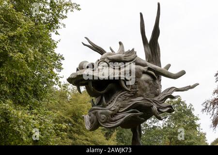 Scuplture of a Dragon, Teil des Circle of Animals von Ai Weiwei's, Zodiac Heads (2010) in Yorkshire Sculpture Park, Wakefield, Großbritannien. Stockfoto