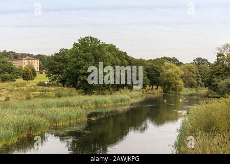 Englische ländliche Landschaft mit River Dearne, im Yorkshire Sculpture Park, in der Nähe von Wakefield in South Yorkshire, Großbritannien. Stockfoto