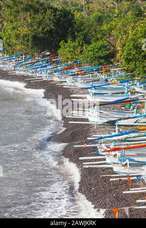 Traditionelle Jukungs (Ausleger Angeln/Segelkanus) auf Ameds "Japanischen Wrack" Strand in Ost-Bali. Stockfoto