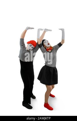 Zwei Mimes posieren auf weißem Hintergrund. Mann und Frau, die eine Pantomime durchführen Stockfoto