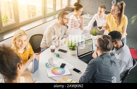 Junge Geschäftsleute treffen im und gemeinsam einen neuen Anlauf. Stockfoto