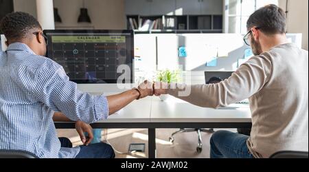 Der erste Schlag zwischen Kollegen bei der Arbeit. Erfolg im Geschäft. Tägliche Arbeit im Büro. Stockfoto