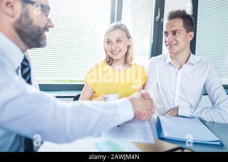 Familienpaare beraten mit einem Anwalt oder Versicherungsvertreter. Recht und Versicherung. Stockfoto