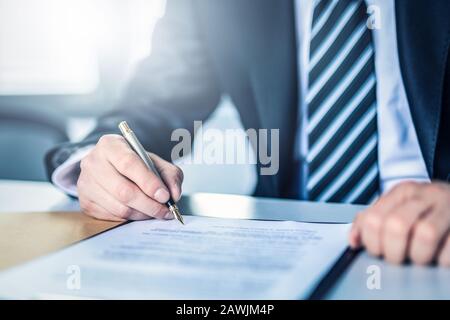 Business man unterschreibt Vertragsdokumente auf dem Büroschreibtisch und macht ein Geschäft. Stockfoto