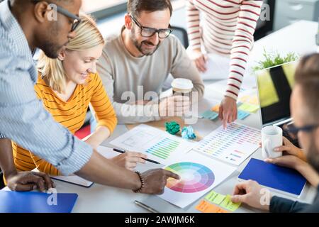 Junge Geschäftsleute treffen im und gemeinsam einen neuen Anlauf. Stockfoto