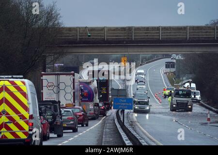 Wasser wird aus dem geschlossenen Abschnitt der A66 nahe Bowes im County Durham gepumpt, als Storm Ciara in Großbritannien eintrifft. Stockfoto