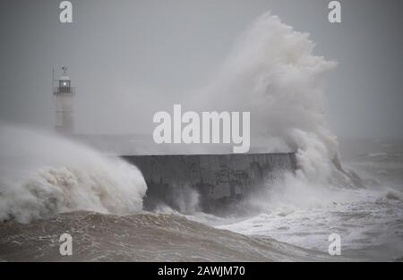 Wellen stürzen in Newhaven in East Sussex ins Wellenbrecher. Stockfoto