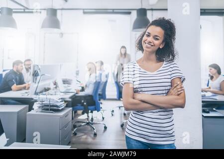 Porträt des jungen, selbstbewussten Führers der Frau, der im Amt steht. Neues Unternehmenskonzept für Start-up. Stockfoto