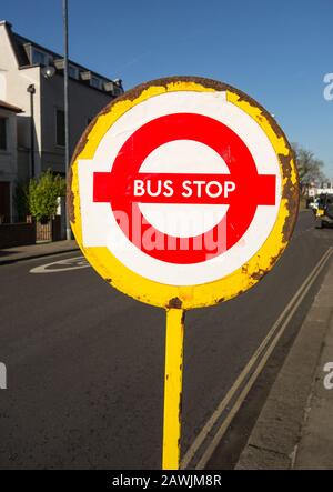 Rußende, temporäre gelbe Bushaltestelle auf einer Straße in London Stockfoto