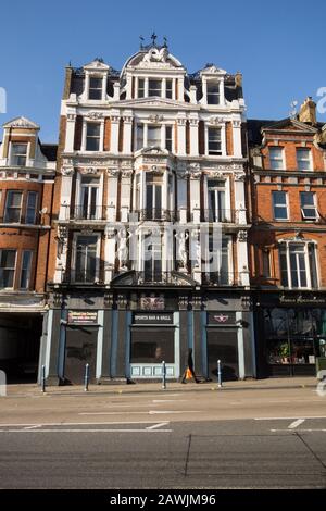 Das Äußere des ehemaligen White Lion Pubs ist jetzt eine Wahoo Sports Bar and Grill in der Putney High Street, Putney, London, SW15, Großbritannien Stockfoto