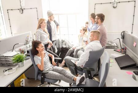 Team bei der Arbeit. Gruppe junger Geschäftsleute, die in kreativ modernen Büros zusammenarbeiten. Stockfoto