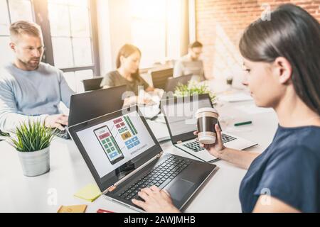 Designer man Drawing Website ux-App-Entwicklung. Konzept der Benutzererfahrung. Stockfoto
