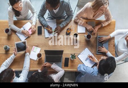 Multiracial Business Team mit Besprechung, Draufsicht Stockfoto