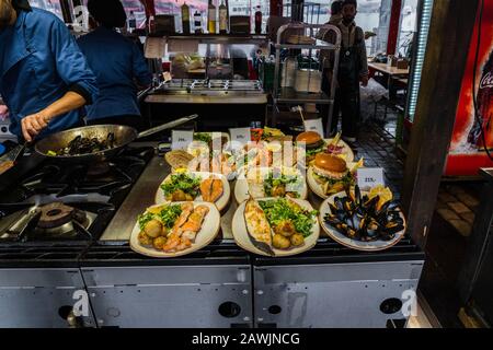 Editorial 09.04.2019 Bergen Norway Ready hat auf dem Fischmarkt Gerichte mit Preisschilder ausgestellt Stockfoto