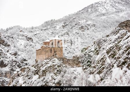 Die Kirche der Heiligen Mutter Gottes in Asen's Festung im Winter. Alte mittelalterliche Festung in der Nähe der Stadt Asenowgrad. Plovdiv Region, Bulgarien Stockfoto