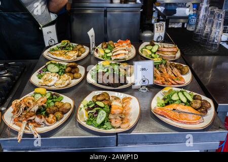 Editorial 09.04.2019 Bergen Norway Ready hat auf dem Fischmarkt Gerichte mit Preisschilder ausgestellt Stockfoto