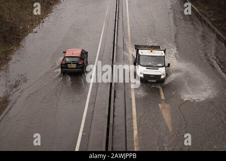 Der Verkehr passiert Wasser auf der A66 bei Bowes im County Durham, als Storm Ciara in Großbritannien eintrifft. Stockfoto