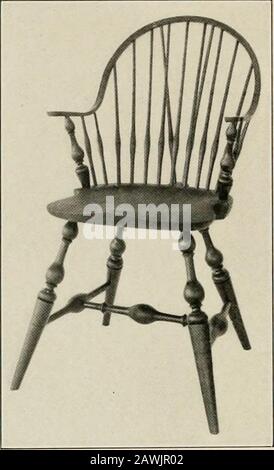 Wallace Nutting Windsors: Richtige Windsor Möbel. . Nr. 402Nr. 402. New England Arm Windsor, Auferlegt Comb Dies ist der einzige Windsor Typ, der offenbar Neuengland-Herkunft war. Die Linien des Arms und des Rückens, die in einem einzigen Stück zusammengerunzelt sind, bieten eine einzigartige Grazie der Konstruktion. Wir müssen die Öffentlichkeit darüber aufwärmen, dass die scharfe Wendung, bei der die Armlehne zum Hinterbogen wird, ein Gefahrenpunkt ist, und dass die meisten alten Stühle an diesem Punkt 35 gesprungen sind. Stockfoto