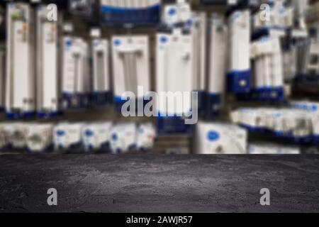 Schwarze Steinoberfläche auf unscharfem Hintergrund im Laden. Zur Anzeige aufspotten Stockfoto