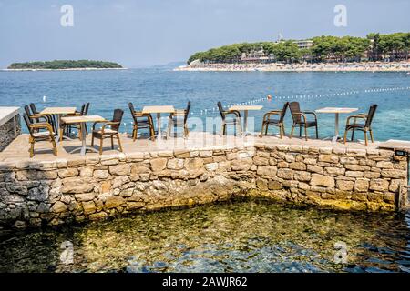 Restaurant im Freien in der Stadt Primosten, Kroatien. Reiseziel. Sommerurlaub. Stockfoto