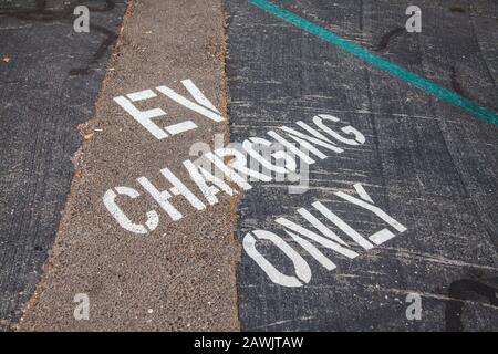 Parken nur für EV Stockfoto