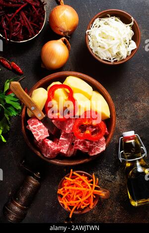 Zutaten für Borsch, rohes Fleisch mit Gemüse Stockfoto