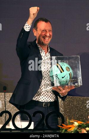 Sanremo, Italien. Februar 2020. Sanremo, Letzte Pressekonferenz des 70. Italienischen Musikfestivals Sanremo: Amadeus mit Inter Ball Credit: Independent Photo Agency/Alamy Live News Stockfoto