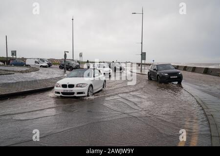 New Brighton, Wirral, Großbritannien. Februar 2020. Straßen entlang der Promenade in New Brighton wurden von Wellen überflutet, die über die Promenadenmauer stürzten. Kredit: Christopher Middleton/Alamy Live News Stockfoto