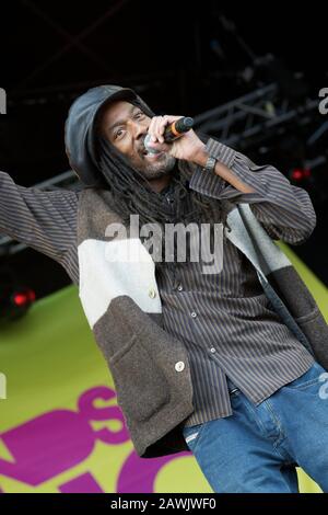 Drummie Zeb, Angus Gaye von Aswad singen live beim Midlands Festival Stockfoto