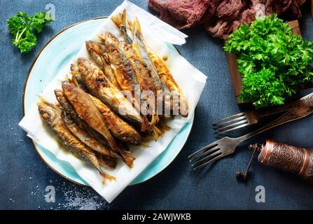 Frittiertes Fischsalz und Gewürz, Fisch auf dem Teller Stockfoto