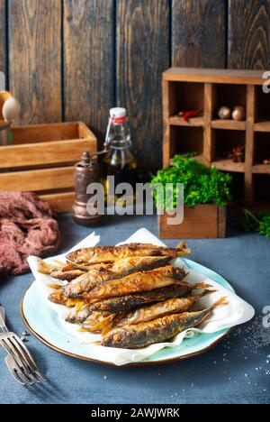 Frittiertes Fischsalz und Gewürz, Fisch auf dem Teller Stockfoto