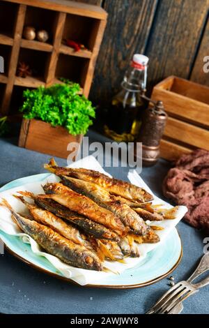 Frittiertes Fischsalz und Gewürz, Fisch auf dem Teller Stockfoto