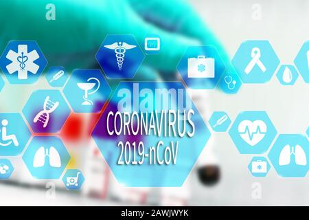 Coronavirus 2019-nCoV Wörter auf dem virtuellen Bildschirm und Doktor mit einer Durchstechflasche Blut für den Hintergrund. Bewusstsein für den Ausbruch des Coronavirus. Stockfoto