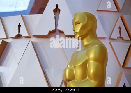 (200209) - Los ANGELES, 9. Februar 2020 (Xinhua) - eine Oscar-Statue wird aus Dolby Theatre während der Vorbereitungen für die 92. Oscarverleihung in Hollywood, Los Angeles, den Vereinigten Staaten, am 8. Februar 2020 gesehen. (Xinhua/Li Rui) Stockfoto