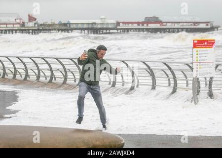 Blackpool, Lancashire. Februar 2020. Der dritte benannte schwere Sturm der Saison, der schlimmste seit 2013 trifft in Blackpool ein. Große Wellen und Trümmer, die auf Küstenstraßen, Seefahrt und Anwesen geworfen werden, bergen ein Lebensrisiko. Nasses und windes Wetter, mit Windgeschwindigkeiten von bis zu 60 mph, die in exponierten Bereichen bis zu 70 mph erreicht werden. Kredit: MediaWorldImages/Alamy Live News Stockfoto