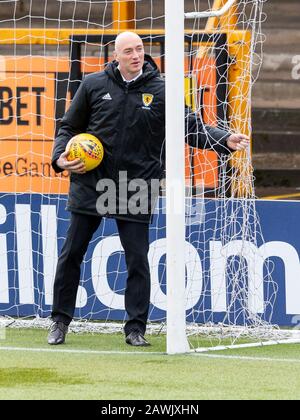 Alloa, Schottland, Großbritannien. Februar 2020. Indobrill Stadium Alloa, Alloa Clackmannashire, Schottland; Scottish Cup Football, BSC Glasgow gegen Hibernian; Schiedsrichter Alan Newlands inspiziert die Netze vor dem Anpfiff. Gutschrift: Action Plus Sports Images/Alamy Live News Stockfoto