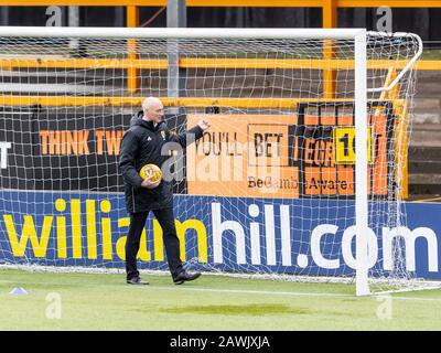 Alloa, Schottland, Großbritannien. Februar 2020. Indobrill Stadium Alloa, Alloa Clackmannashire, Schottland; Scottish Cup Football, BSC Glasgow gegen Hibernian; Schiedsrichter Alan Newlands inspiziert die Netze vor dem Anpfiff. Gutschrift: Action Plus Sports Images/Alamy Live News Stockfoto