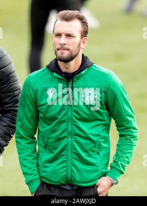 Alloa, Schottland, Großbritannien. Februar 2020. Indobrill Stadium Alloa, Alloa Clackmannashire, Schottland; Scottish Cup Football, BSC Glasgow gegen Hibernian; Christian Doidge von Hibernian inspiziert das Spielfeld vor dem Anpfiff. Gutschrift: Action Plus Sports Images/Alamy Live News Stockfoto