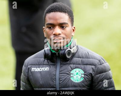 Alloa, Schottland, Großbritannien. Februar 2020. Indobill Stadium Alloa, Alloa Clackmannashire, Schottland; Scottish Cup Football, BSC Glasgow gegen Hibernian;Stephane Omeonga von Hibernian inspiziert das Spielfeld vor dem Anpfiff. Gutschrift: Action Plus Sports Images/Alamy Live News Stockfoto