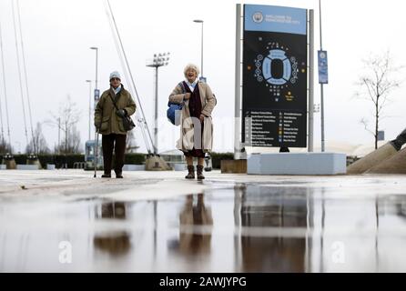 Fans von Manchester City außerhalb des Etihad Stadium, in dem ihr Premier-League-Spiel mit West Ham United aufgrund extremer und eskalierender Wetterbedingungen abberufen wurde, da Storm Ciara in Großbritannien eintrifft. Stockfoto