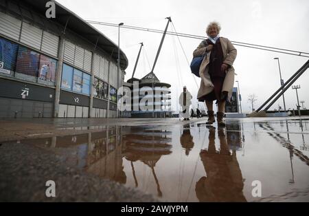 Fans von Manchester City außerhalb des Etihad Stadium, in dem ihr Premier-League-Spiel mit West Ham United aufgrund extremer und eskalierender Wetterbedingungen abberufen wurde, da Storm Ciara in Großbritannien eintrifft. Stockfoto