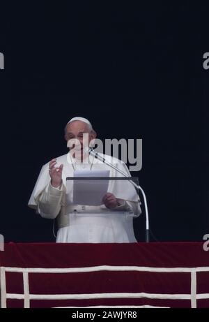 Vatikanstadt, Italien. Februar 2020. Papst FRANZISKUS leitet das Angelusgebet von seinem Atelier aus mit Blick auf den Petersplatz im Vatikan. © Evandro Inetti über ZUMA Wire Credit: Evandro Inetti/ZUMA Wire/Alamy Live News Stockfoto